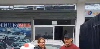 El jueves 27 de noviembre de 2025 a partir de las 11H30 en la oficina matriz de Riobamba (Av. la Prensa y Antonio Banderas frente al terminal terrestre), el personal administrativo y comercial de Automotores Latina Consorcio, realizaron la entrega de un vehículo Chevrolet SAIL 2014 al Sr. Henry Borja, con la finalidad de celebrar el Quinto Aniversario de creación de la empresa riobambeña.