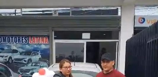 El jueves 27 de noviembre de 2025 a partir de las 11H30 en la oficina matriz de Riobamba (Av. la Prensa y Antonio Banderas frente al terminal terrestre), el personal administrativo y comercial de Automotores Latina Consorcio, realizaron la entrega de un vehículo Chevrolet SAIL 2014 al Sr. Henry Borja, con la finalidad de celebrar el Quinto Aniversario de creación de la empresa riobambeña.