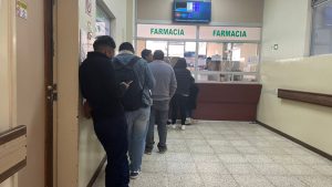 Los hospitales públicos dependientes de Instituto Ecuatoriano de Seguridad Social (IESS) y del Ministerio de Salud Pública de Ecuador (MSP) atraviesan una grave escasez de medicamentos esenciales, según datos oficiales presentados junto con las declaratorias de emergencia emitidas por ambas instituciones.