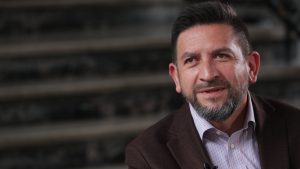 El comunicador Álvaro Rosero decidió declinar el ofrecimiento para asumir como Ministro de Gobierno, apenas 48 horas después de que el presidente Daniel Noboa anunciara su nombramiento. La renuncia la hizo pública en su cuenta de X, lamentando que su perfil “despertó temores” en un momento en que, a su juicio, el país necesita “serenidad, no pánico fabricado”.