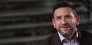 El comunicador Álvaro Rosero decidió declinar el ofrecimiento para asumir como Ministro de Gobierno, apenas 48 horas después de que el presidente Daniel Noboa anunciara su nombramiento. La renuncia la hizo pública en su cuenta de X, lamentando que su perfil “despertó temores” en un momento en que, a su juicio, el país necesita “serenidad, no pánico fabricado”.