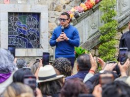 A menos de dos semanas de la consulta popular y referéndum, el presidente Daniel Noboa solicitó licencia a la Asamblea Nacional este miércoles, 5 de noviembre de 2025, para dedicarse a la campaña electoral.