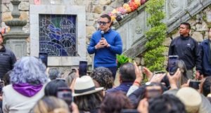 A menos de dos semanas de la consulta popular y referéndum, el presidente Daniel Noboa solicitó licencia a la Asamblea Nacional este miércoles, 5 de noviembre de 2025, para dedicarse a la campaña electoral.