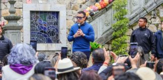 A menos de dos semanas de la consulta popular y referéndum, el presidente Daniel Noboa solicitó licencia a la Asamblea Nacional este miércoles, 5 de noviembre de 2025, para dedicarse a la campaña electoral.