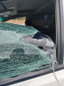 Riobamba nuevamente fue escenario de un hecho violento el pasado feriado, en el barrio Balcones del Norte, a pocas cuadras de la iglesia Bautista y en el sector conocido como La Coca Cola, un ataque armado cobró la vida de David R., un joven de 32 años que conducía una camioneta blanca en la que también viajaban su esposa y tres menores de edad.