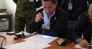 A 09 días del referéndum y consulta popular, auditores de partidos políticos recorrieron la planta de impresión de papeletas y documentos electorales este jueves, 6 de noviembre de 2025, con el objetivo de evitar que se repitan las denuncias de “fraude con tinta mágica” planteadas por los líderes de la Revolución Ciudadana (RC) en los pasados comicios.