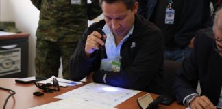 A 09 días del referéndum y consulta popular, auditores de partidos políticos recorrieron la planta de impresión de papeletas y documentos electorales este jueves, 6 de noviembre de 2025, con el objetivo de evitar que se repitan las denuncias de “fraude con tinta mágica” planteadas por los líderes de la Revolución Ciudadana (RC) en los pasados comicios. 