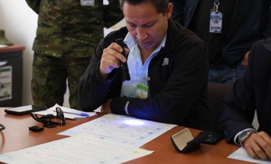 A 09 días del referéndum y consulta popular, auditores de partidos políticos recorrieron la planta de impresión de papeletas y documentos electorales este jueves, 6 de noviembre de 2025, con el objetivo de evitar que se repitan las denuncias de “fraude con tinta mágica” planteadas por los líderes de la Revolución Ciudadana (RC) en los pasados comicios. 