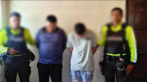 Un asalto a mano armada ocurrido en una pizzería del sector El Florecer, al norte de Riobamba, provocó una persecución policial que culminó con un intercambio de disparos, un servidor policial herido y dos sospechosos detenidos. Según el reporte preliminar de la Policía Nacional, los implicados habrían amenazado con armas de fuego a los clientes y trabajadores del local para sustraer dinero y pertenencias, antes de intentar escapar a bordo de un vehículo. El hecho se registró la noche del 6 de noviembre.