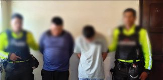 Un asalto a mano armada ocurrido en una pizzería del sector El Florecer, al norte de Riobamba, provocó una persecución policial que culminó con un intercambio de disparos, un servidor policial herido y dos sospechosos detenidos. Según el reporte preliminar de la Policía Nacional, los implicados habrían amenazado con armas de fuego a los clientes y trabajadores del local para sustraer dinero y pertenencias, antes de intentar escapar a bordo de un vehículo. El hecho se registró la noche del 6 de noviembre.
