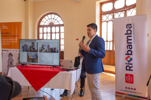 La Alcaldía de la Gente llevó a cabo este jueves 20 de noviembre la socialización del Anteproyecto de Rehabilitación Urbana de la calle Veloz, una iniciativa que busca recuperar espacios patrimoniales y promover la movilidad sostenible en el Centro Histórico de Riobamba.