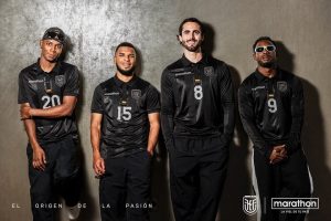 Por años, la camiseta amarilla ha sido el emblema más reconocible de la Selección Ecuatoriana de Fútbol. Sin embargo, en la antesala de los amistosos frente a Canadá y Nueva Zelanda, la Federación Ecuatoriana de Fútbol (FEF) vestirá de negro.