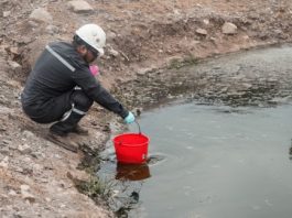 Tras la denuncia del Ministerio de Ambiente sobre la mala calidad del agua potable en Guayaquil, el presidente de la República, Daniel Noboa, realizó una publicación de fotos en su cuenta de X, donde se aprecia lo que califica como una muestra de la contaminación en la planta de tratamiento.