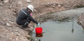 Tras la denuncia del Ministerio de Ambiente sobre la mala calidad del agua potable en Guayaquil, el presidente de la República, Daniel Noboa, realizó una publicación de fotos en su cuenta de X, donde se aprecia lo que califica como una muestra de la contaminación en la planta de tratamiento.