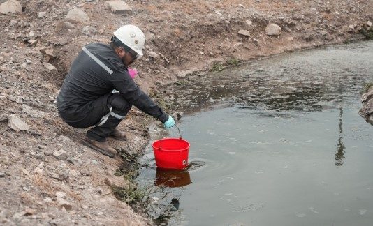 Tras la denuncia del Ministerio de Ambiente sobre la mala calidad del agua potable en Guayaquil, el presidente de la República, Daniel Noboa, realizó una publicación de fotos en su cuenta de X, donde se aprecia lo que califica como una muestra de la contaminación en la planta de tratamiento.
