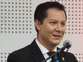 La justicia chimboracense emitió una sentencia que marca un precedente en el ámbito judicial ecuatoriano, al sancionar a un comunicador por un contenido difundido en redes sociales. La Unidad Judicial Penal con sede en Riobamba declaró culpable del delito de calumnia al periodista J.B., y lo condenó a seis meses de prisión, además de una multa de dos salarios básicos unificados, por haber difundido un video en la red social TikTok que según la sentencia, atentó contra el honor del exprefecto Juan Pablo Cruz.