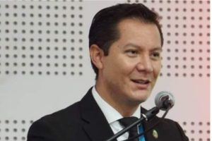 La justicia chimboracense emitió una sentencia que marca un precedente en el ámbito judicial ecuatoriano, al sancionar a un comunicador por un contenido difundido en redes sociales. La Unidad Judicial Penal con sede en Riobamba declaró culpable del delito de calumnia al periodista J.B., y lo condenó a seis meses de prisión, además de una multa de dos salarios básicos unificados, por haber difundido un video en la red social TikTok que según la sentencia, atentó contra el honor del exprefecto Juan Pablo Cruz.