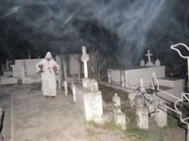 En Penipe, se fortalece cada año una tradición que conjuga devoción, patrimonio y memoria. A las 23h00, comienza el ritual del Animero, un recorrido de 16 noches previas al Día de los Difuntos. No existe registro exacto del inicio de esta práctica, los habitantes de Penipe afirman que la práctica tiene más 400 años de antigüedad.
