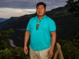 El presidente de la Confederación de Nacionalidades Indígenas de la Amazonía Ecuatoriana (CONFENIAE), José Esach, fue víctima de un intento de asesinato la noche del miércoles 19 de noviembre, alrededor de las 19h00, cuando regresaba desde Quito hacia Puyo. El ataque ocurrió en el sector de Santa Clara, en una curva de ascenso conocida por su falta de iluminación y fallas geológicas.