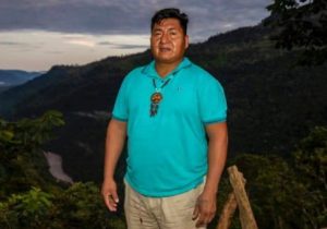 El presidente de la Confederación de Nacionalidades Indígenas de la Amazonía Ecuatoriana (CONFENIAE), José Esach, fue víctima de un intento de asesinato la noche del miércoles 19 de noviembre, alrededor de las 19h00, cuando regresaba desde Quito hacia Puyo. El ataque ocurrió en el sector de Santa Clara, en una curva de ascenso conocida por su falta de iluminación y fallas geológicas.