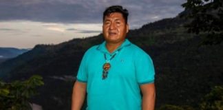 El presidente de la Confederación de Nacionalidades Indígenas de la Amazonía Ecuatoriana (CONFENIAE), José Esach, fue víctima de un intento de asesinato la noche del miércoles 19 de noviembre, alrededor de las 19h00, cuando regresaba desde Quito hacia Puyo. El ataque ocurrió en el sector de Santa Clara, en una curva de ascenso conocida por su falta de iluminación y fallas geológicas.