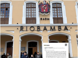 La mañana del jueves 4 de diciembre de 2025 podría marcar un giro decisivo en un caso que ha captado la atención de los operadores de justicia en Chimborazo. La Presidencia de la Corte Provincial convocó la Audiencia de Evaluación y Preparatoria de Juicio, una diligencia que definirá si el proceso contra nueve investigados por presunta asociación ilícita avanza hacia la etapa de juicio.