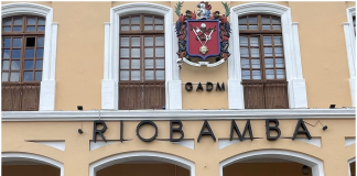 La mañana del jueves 4 de diciembre de 2025 podría marcar un giro decisivo en un caso que ha captado la atención de los operadores de justicia en Chimborazo. La Presidencia de la Corte Provincial convocó la Audiencia de Evaluación y Preparatoria de Juicio, una diligencia que definirá si el proceso contra nueve investigados por presunta asociación ilícita avanza hacia la etapa de juicio.