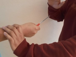 Con una sentencia de 54 meses de privación de libertad, la justicia ecuatoriana cerró el caso de un asalto ocurrido el 30 de septiembre de 2025 en una peluquería en Riobamba. El procesado, Jans M., reconoció su participación en el delito de robo con violencia durante una audiencia de procedimiento abreviado, lo que permitió reducir la condena contemplada en el artículo 189 del Código Orgánico Integral Penal (COIP), que establece entre 5 y 7 años de cárcel para este tipo de ilícitos.