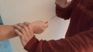 Con una sentencia de 54 meses de privación de libertad, la justicia ecuatoriana cerró el caso de un asalto ocurrido el 30 de septiembre de 2025 en una peluquería en Riobamba. El procesado, Jans M., reconoció su participación en el delito de robo con violencia durante una audiencia de procedimiento abreviado, lo que permitió reducir la condena contemplada en el artículo 189 del Código Orgánico Integral Penal (COIP), que establece entre 5 y 7 años de cárcel para este tipo de ilícitos.