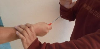 Con una sentencia de 54 meses de privación de libertad, la justicia ecuatoriana cerró el caso de un asalto ocurrido el 30 de septiembre de 2025 en una peluquería en Riobamba. El procesado, Jans M., reconoció su participación en el delito de robo con violencia durante una audiencia de procedimiento abreviado, lo que permitió reducir la condena contemplada en el artículo 189 del Código Orgánico Integral Penal (COIP), que establece entre 5 y 7 años de cárcel para este tipo de ilícitos.