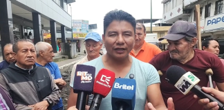 Los comerciantes del Mercado La Merced, ubicado en los bajos del edificio municipal de Puyo, alcanzaron un acuerdo con la constructora encargada de la Regeneración Urbana, logrando que se paralicen temporalmente los trabajos hasta que se rediseñe el estudio vial de las calles 27 de Febrero y 24 de Mayo, con el fin de asegurar espacios de parqueo para los clientes.