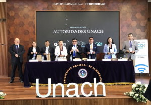 En un acto solemne cargado de emotividad y memoria institucional, la Carrera de Comunicación de la Facultad de Ciencias Políticas y Administrativas de la UNACH, conmemoró su vigésimo aniversario de creación, destacando dos décadas de aporte académico y profesional para la provincia y el país.