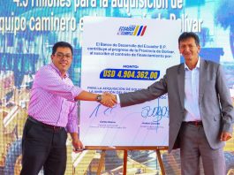 El 26 de noviembre de 2025 marcó un día trascendental para el desarrollo vial de la provincia de Bolívar. El prefecto Aníbal Coronel Monar suscribió el contrato de financiamiento del proyecto “Adquisición de Equipo Caminero para la Ampliación del Plan Vial Quinquenal del GAD Provincial de Bolívar”, por un monto de USD 4.904.362,00, una inversión considerada estratégica para mejorar la conectividad territorial y la ejecución de obras viales.