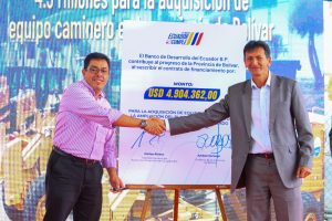 El 26 de noviembre de 2025 marcó un día trascendental para el desarrollo vial de la provincia de Bolívar. El prefecto Aníbal Coronel Monar suscribió el contrato de financiamiento del proyecto “Adquisición de Equipo Caminero para la Ampliación del Plan Vial Quinquenal del GAD Provincial de Bolívar”, por un monto de USD 4.904.362,00, una inversión considerada estratégica para mejorar la conectividad territorial y la ejecución de obras viales.