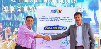 El 26 de noviembre de 2025 marcó un día trascendental para el desarrollo vial de la provincia de Bolívar. El prefecto Aníbal Coronel Monar suscribió el contrato de financiamiento del proyecto “Adquisición de Equipo Caminero para la Ampliación del Plan Vial Quinquenal del GAD Provincial de Bolívar”, por un monto de USD 4.904.362,00, una inversión considerada estratégica para mejorar la conectividad territorial y la ejecución de obras viales.