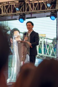 La Escuela Superior Politécnica de Chimborazo (ESPOCH) se convirtió este 26 de noviembre, en el escenario de una relevante jornada formativa gracias a la visita del conferencista internacional Yokoi Kenji Díaz, conferencista colombo-japonés, autor y promotor de valores, cuyo mensaje sobre liderazgo, disciplina y trabajo en equipo ha resonado a lo largo de América Latina.