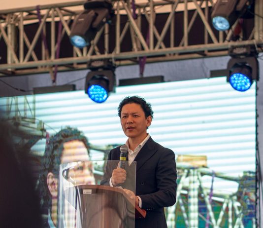 La Escuela Superior Politécnica de Chimborazo (ESPOCH) se convirtió este 26 de noviembre, en el escenario de una relevante jornada formativa gracias a la visita del conferencista internacional Yokoi Kenji Díaz, conferencista colombo-japonés, autor y promotor de valores, cuyo mensaje sobre liderazgo, disciplina y trabajo en equipo ha resonado a lo largo de América Latina.