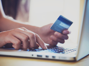 Lo que comenzó como un descuido terminó convirtiéndose en un caso penal que, casi un año después, vuelve a poner a Alausí en el centro del debate sobre la vulnerabilidad de los sistemas de débito y la rapidez con la que los delincuentes aprovechan cualquier oportunidad.