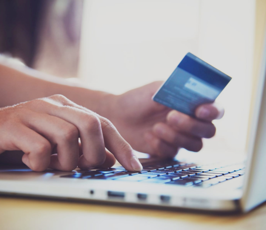 Lo que comenzó como un descuido terminó convirtiéndose en un caso penal que, casi un año después, vuelve a poner a Alausí en el centro del debate sobre la vulnerabilidad de los sistemas de débito y la rapidez con la que los delincuentes aprovechan cualquier oportunidad.