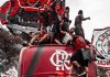 Flamengo con pulsaciones aceleradas antes de la final de la Copa Libertadores frente a Palmeiras y con una previa con un espectáculo paralelo, un retrato fiel de una hinchada que no conoce límites para hacerse sentir. Las calles cariocas se tiñeron de rojo y negro. Bombos, bengalas, cánticos que retumbaban entre los edificios y un clima de fervor que anunciaba que no sería un día cualquiera.