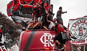 Flamengo con pulsaciones aceleradas antes de la final de la Copa Libertadores frente a Palmeiras y con una previa con un espectáculo paralelo, un retrato fiel de una hinchada que no conoce límites para hacerse sentir. Las calles cariocas se tiñeron de rojo y negro. Bombos, bengalas, cánticos que retumbaban entre los edificios y un clima de fervor que anunciaba que no sería un día cualquiera.
