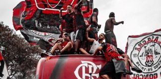 Flamengo con pulsaciones aceleradas antes de la final de la Copa Libertadores frente a Palmeiras y con una previa con un espectáculo paralelo, un retrato fiel de una hinchada que no conoce límites para hacerse sentir. Las calles cariocas se tiñeron de rojo y negro. Bombos, bengalas, cánticos que retumbaban entre los edificios y un clima de fervor que anunciaba que no sería un día cualquiera.