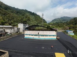 El Gobierno Autónomo Descentralizado Municipal de San Miguel de Bolívar, liderado por el alcalde Vinicio Coloma Romero, concretó la colocación de una carpeta asfáltica en la parroquia Balsapamba, intervención que abarca aproximadamente 3.300 metros cuadrados en la explanada del coliseo local.