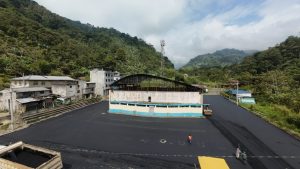 El Gobierno Autónomo Descentralizado Municipal de San Miguel de Bolívar, liderado por el alcalde Vinicio Coloma Romero, concretó la colocación de una carpeta asfáltica en la parroquia Balsapamba, intervención que abarca aproximadamente 3.300 metros cuadrados en la explanada del coliseo local.