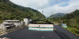 El Gobierno Autónomo Descentralizado Municipal de San Miguel de Bolívar, liderado por el alcalde Vinicio Coloma Romero, concretó la colocación de una carpeta asfáltica en la parroquia Balsapamba, intervención que abarca aproximadamente 3.300 metros cuadrados en la explanada del coliseo local.