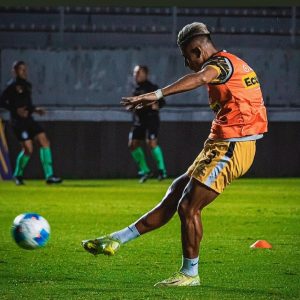 El pronunciamiento del Centro de Arbitraje y Conciliación de la Cámara de Comercio de Guayaquil devolvió la tranquilidad a un futbolista profesional que había sido sancionado por presunta manipulación de partidos. La decisión, que deja sin efecto la sanción impuesta meses atrás, y deja un precedente que invita a revisar los criterios y estándares con los que se está evaluando la integridad en el fútbol nacional.