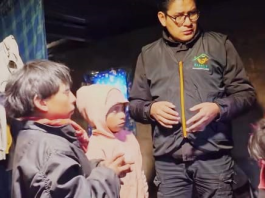 Ante la detección de cinco menores de edad viviendo en situación de vulnerabilidad extrema en la parroquia rural de Simiátug, el Ministerio de Desarrollo Humano activó de manera inmediata equipos técnicos para brindar atención integral. La medida del gobierno busca garantizar la protección, seguridad y bienestar de los niños, quienes permanecen solos desde la muerte de su madre en esta comunidad aislada.