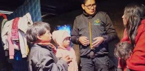 Ante la detección de cinco menores de edad viviendo en situación de vulnerabilidad extrema en la parroquia rural de Simiátug, el Ministerio de Desarrollo Humano activó de manera inmediata equipos técnicos para brindar atención integral. La medida del gobierno busca garantizar la protección, seguridad y bienestar de los niños, quienes permanecen solos desde la muerte de su madre en esta comunidad aislada.