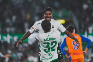 El delantero del Racing de Santander, Jeremy Arévalo se ha convertido en una de las revelaciones de la Segunda División de España, un torneo donde el talento suele curtirse lento antes de dar el salto al gran escenario.
