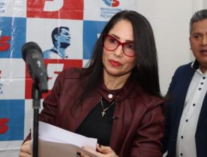 El Tribunal Contencioso Electoral (TCE) aceptó este 28 de noviembre de 2025 la denuncia presentada por Diana Atamaint, presidenta del Consejo Nacional Electoral (CNE), en contra de la representante legal de la Revolución Ciudadana (RC), Luisa González. La causa se relaciona con las cuentas de campaña de las elecciones presidenciales y legislativas anticipadas de 2023.